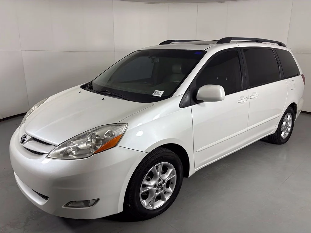 Used 2006 White Toyota XLE image 4