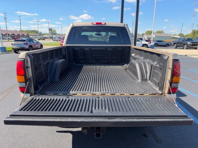 Used 2004 Beige GMC SLE image 16