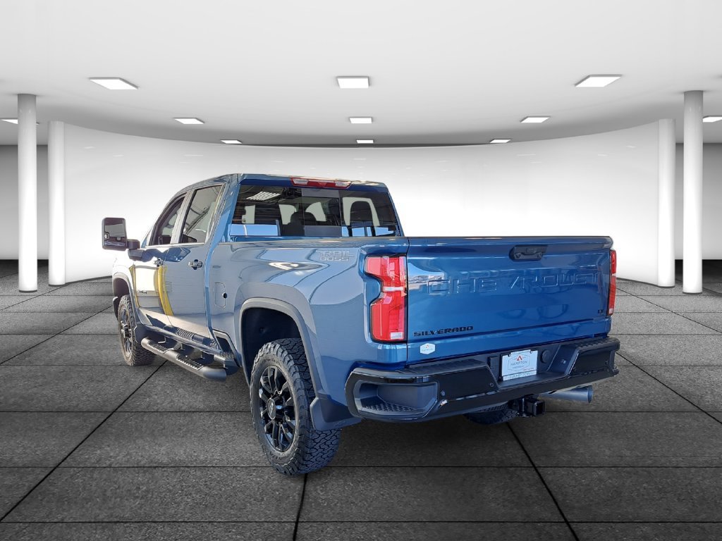 2026 Chevrolet Silverado 2500 HD LT Crew Cab Pickup Slide 5