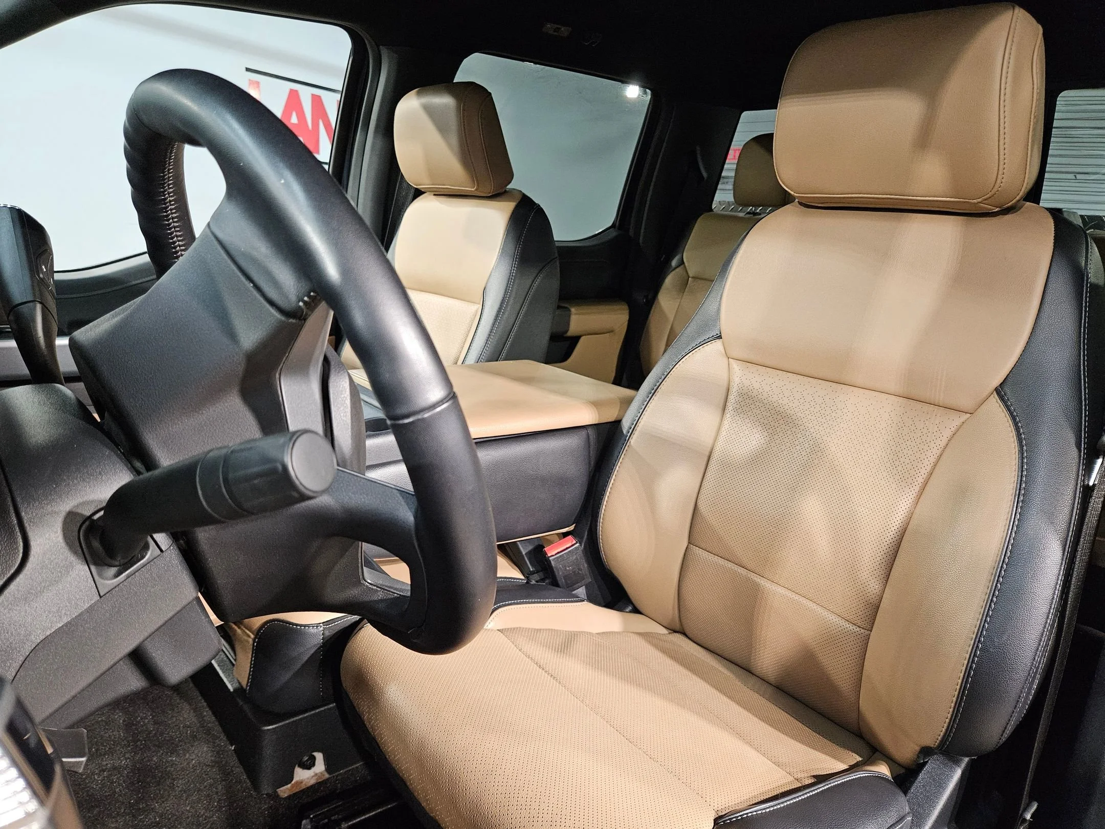 Used 2022 Smoked Quartz Metallic Tinted Clearcoat Ford LARIAT image 24