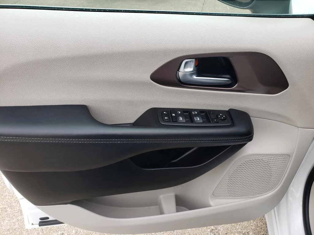 Used 2023 Bright White Clearcoat Chrysler LX image 11