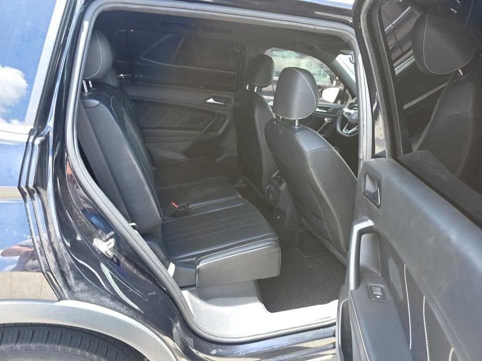 Used 2022 Black Volkswagen 2.0T SE R-Line Black image 6