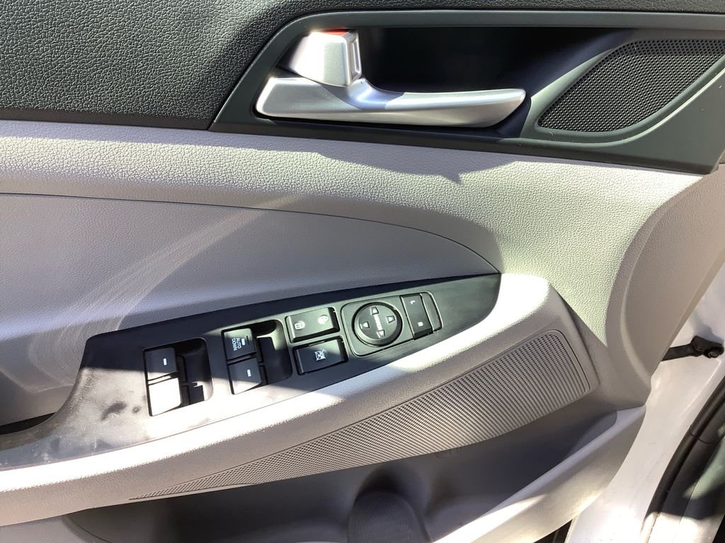 Used 2020 White Hyundai SE image 12