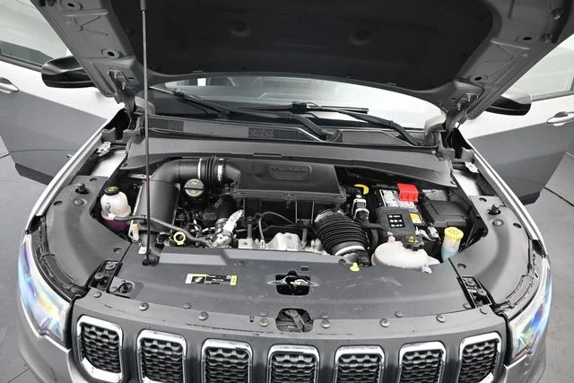 Used 2023 Silver Jeep Latitude image 22