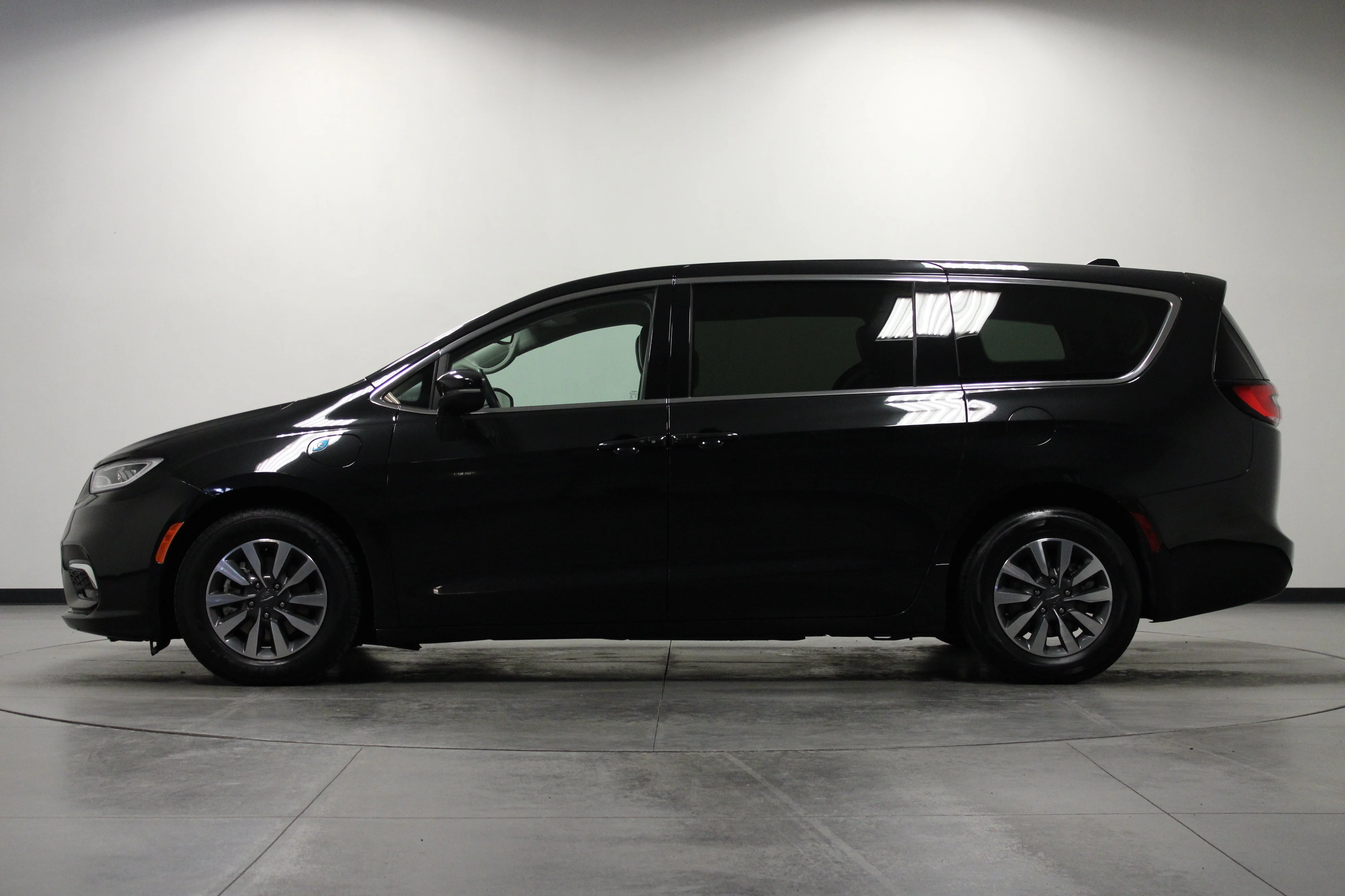 Used 2023 Brilliant Black Crystal Pearlcoat Chrysler Hybrid Touring L image 7