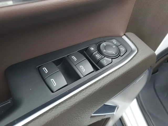 Used 2024 White Frost Tricoat GMC Denali image 9