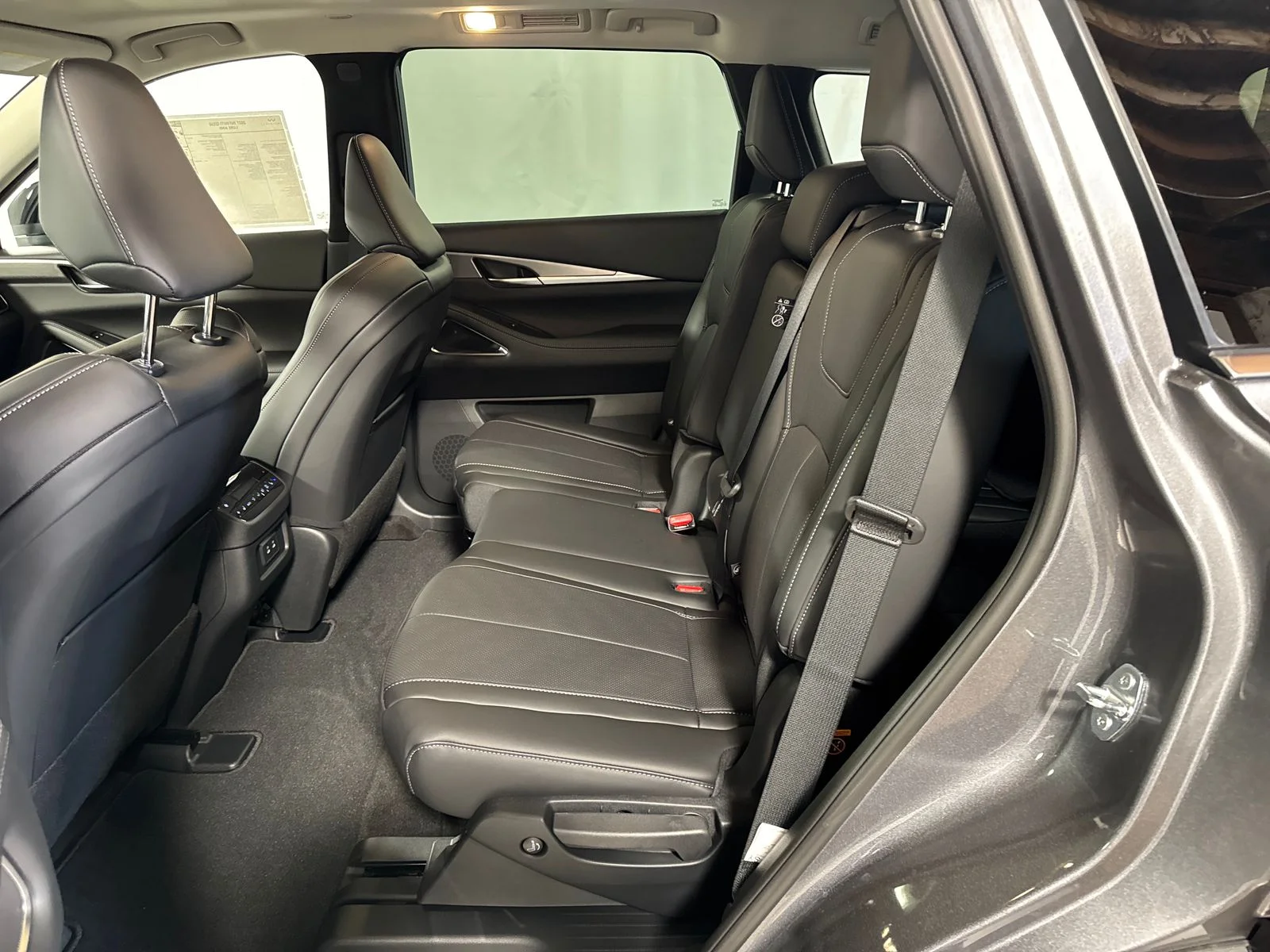 New 2027 GRAPHITE SHADOW INFINITI Luxe AWD image 5