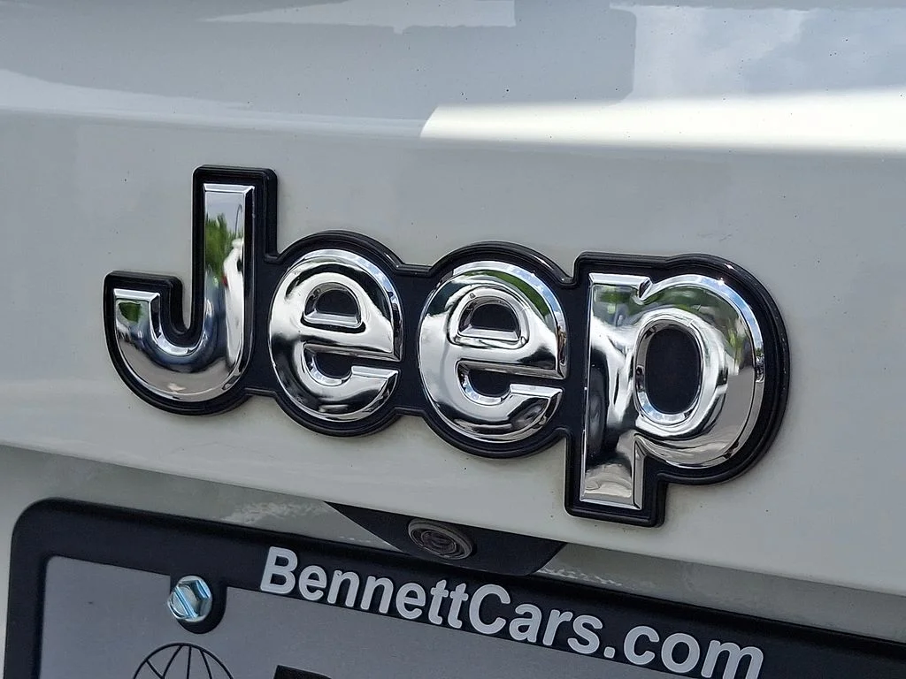 Used 2018 White Jeep Latitude image 32