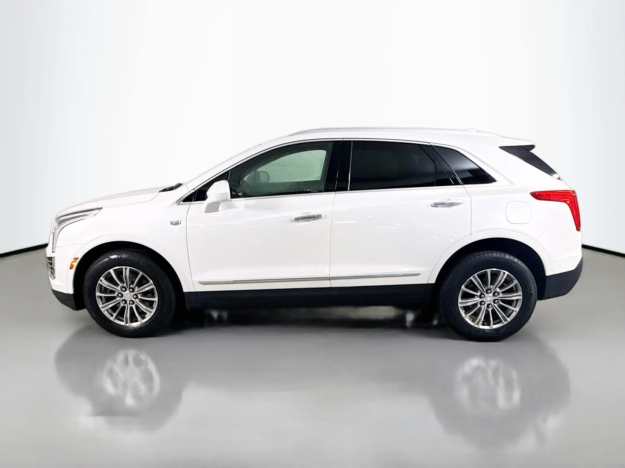 Used 2018 Crystal White Tricoat Cadillac Luxury FWD image 4