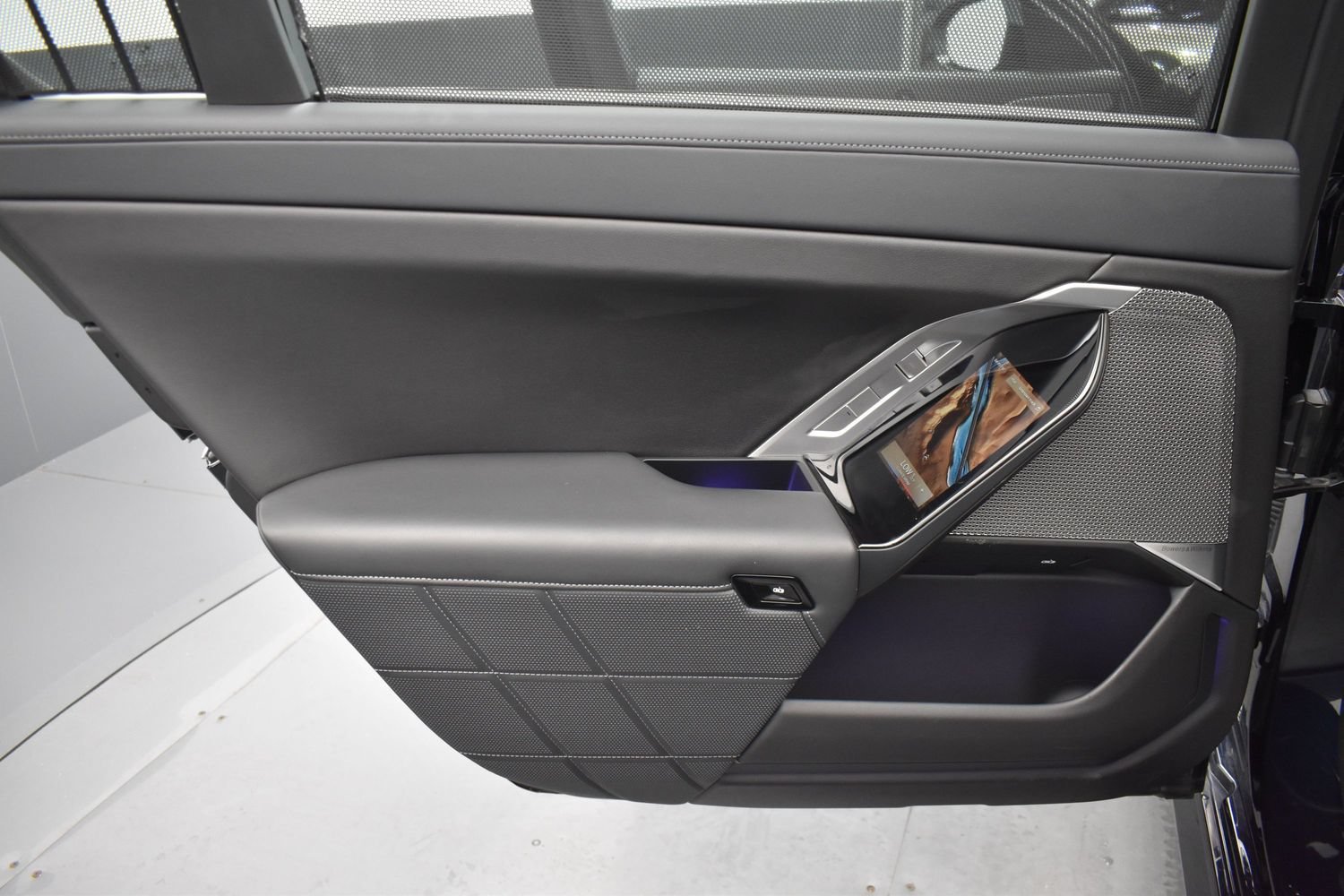Used 2025 Black BMW 740i xDrive image 9
