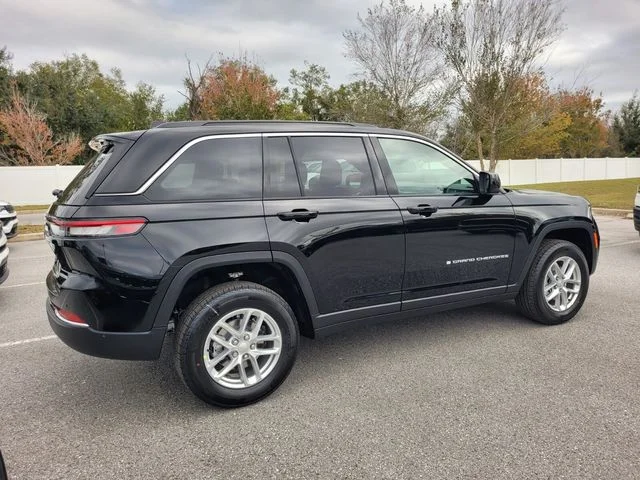 New 2025 Diamond Black Crystal Pearl-Coat Exterior Paint Jeep Laredo X image 12