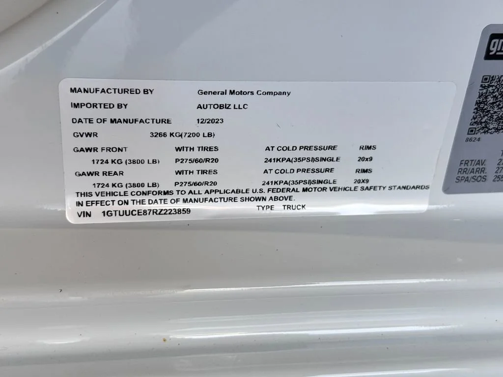 Used 2024 Summit White GMC Elevation image 11