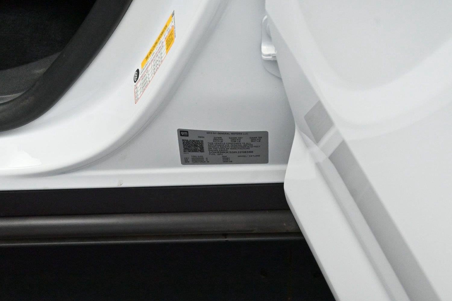 Used 2024 Summit White GMC FWD Elevation image 37