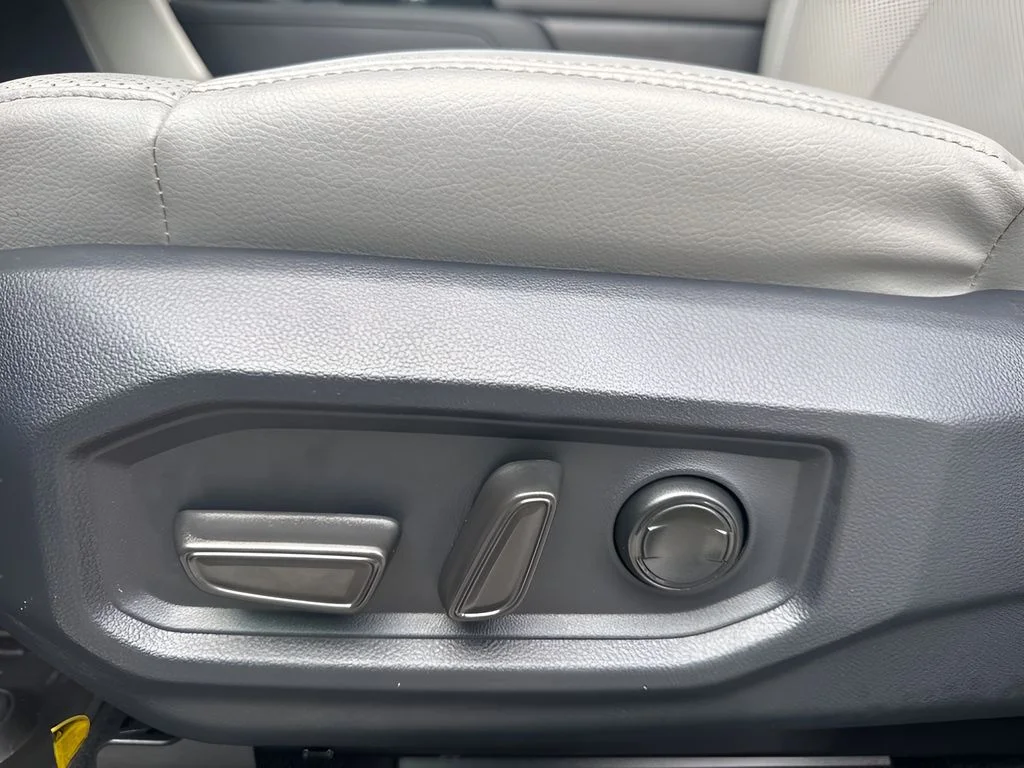 Used 2025  Toyota Limited image 4