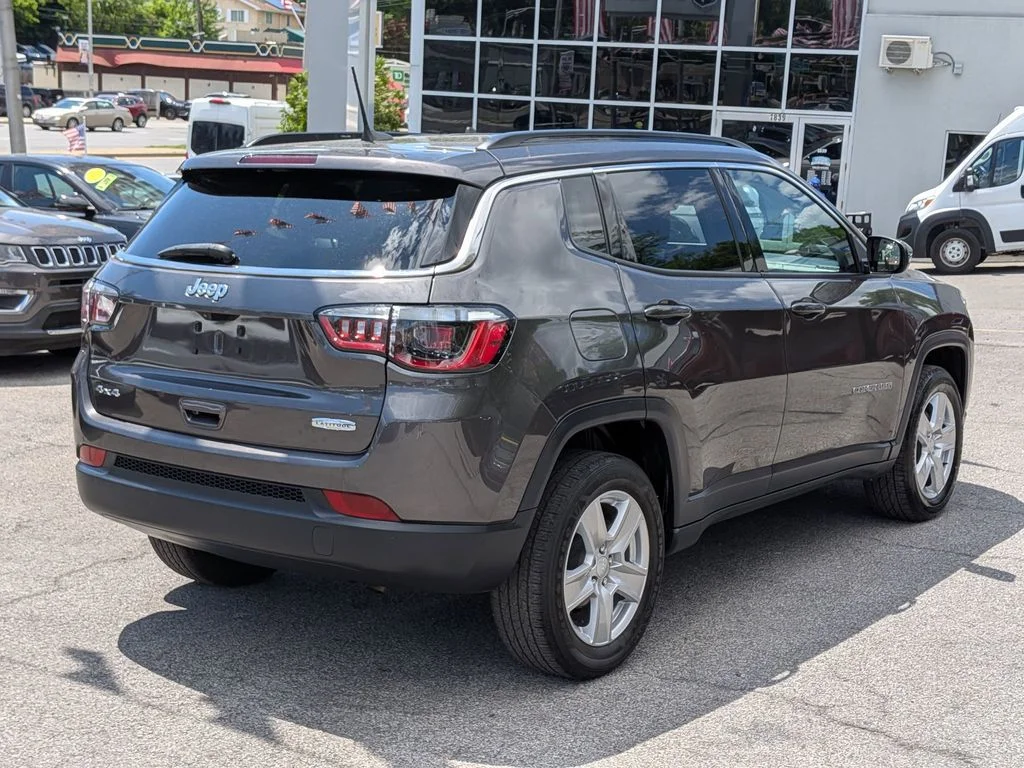 Used 2022 Gray Jeep Latitude image 6