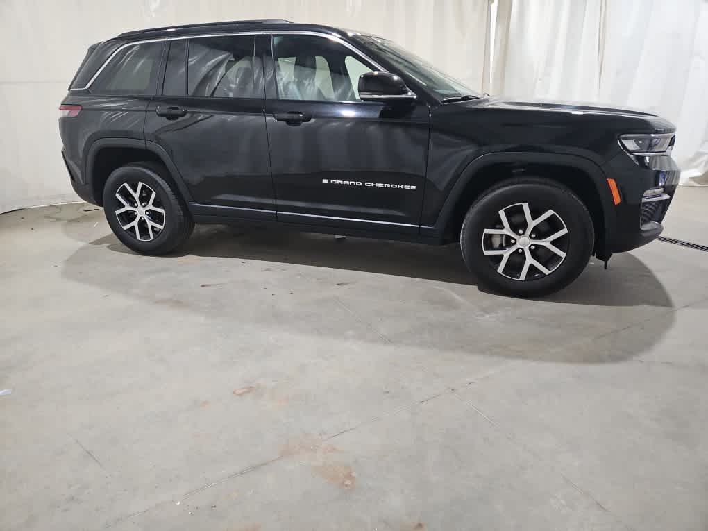 Used 2024 Diamond Black Jeep Limited image 10