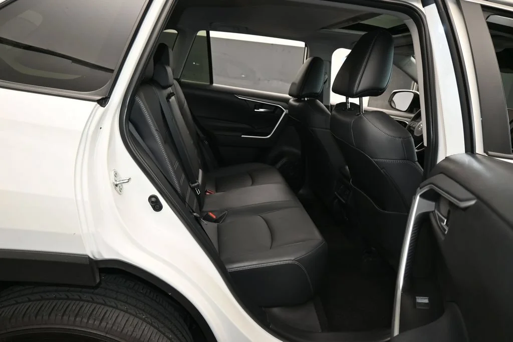 Used 2025 White Toyota XLE Premium image 36