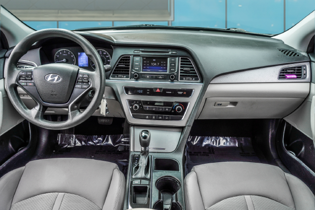 Used 2015 Silver Hyundai SE image 22