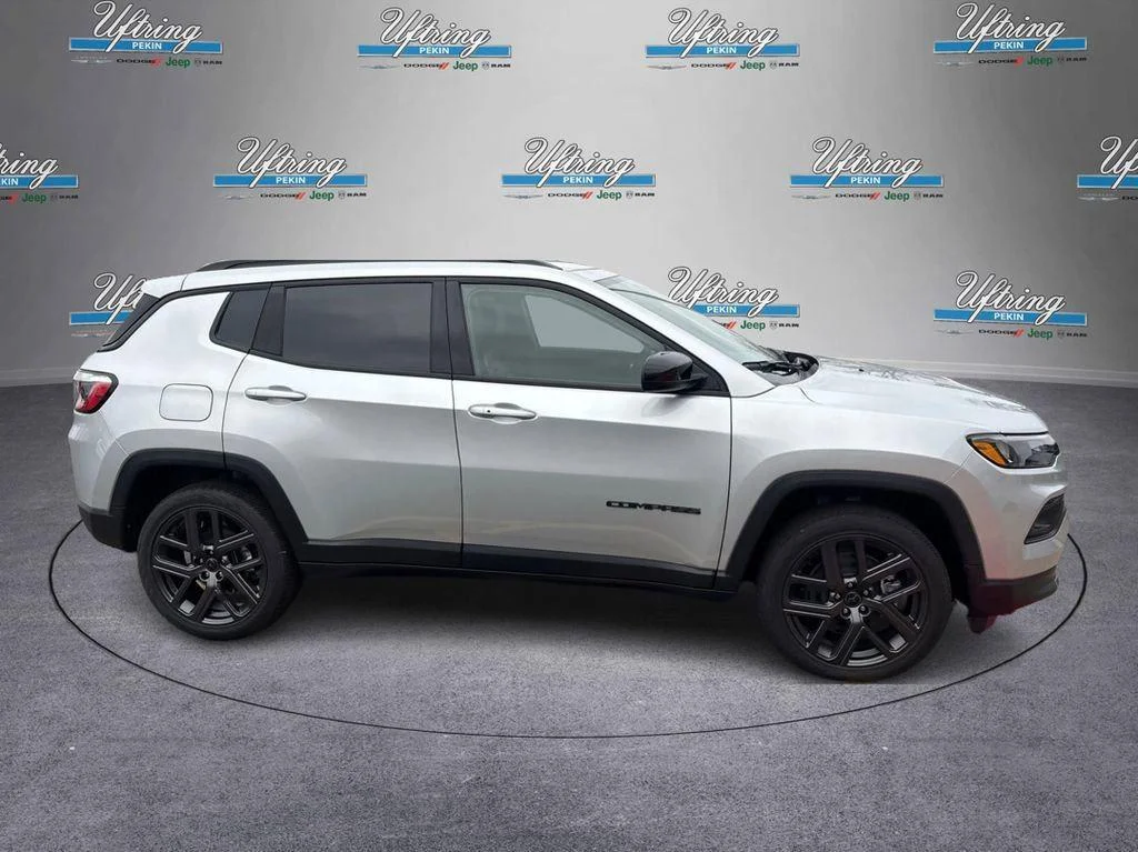 New 2026 Silver Zynith Metallic Clearcoat Jeep Latitude Altitude image 2