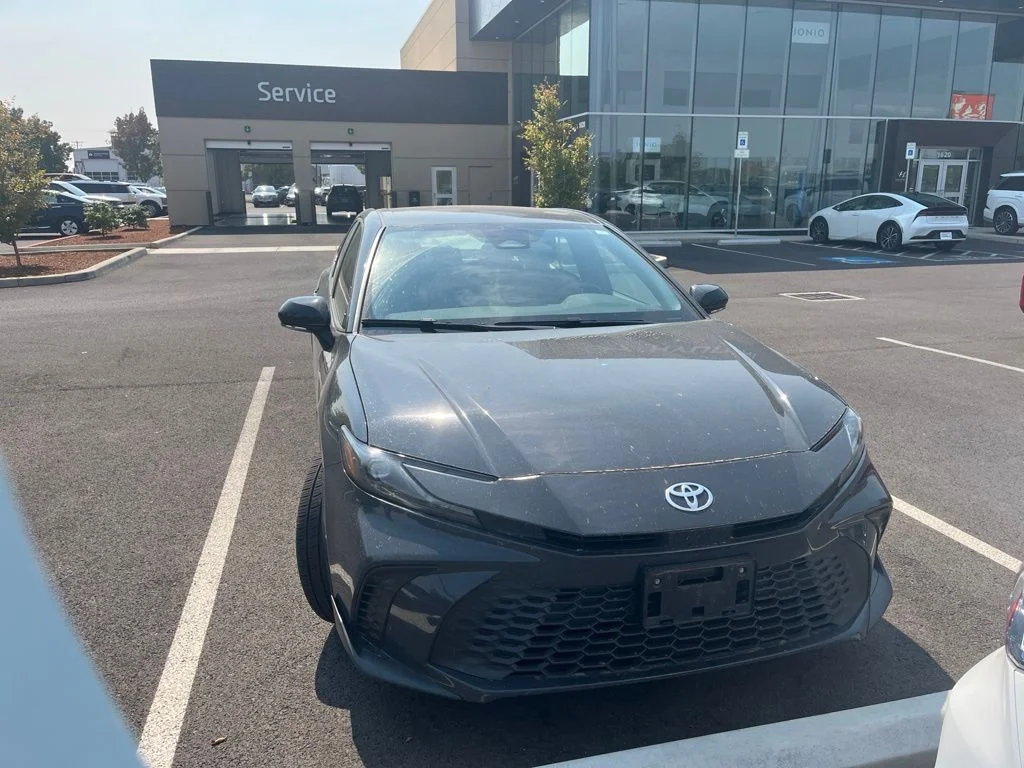 Used 2025  Toyota SE image 1