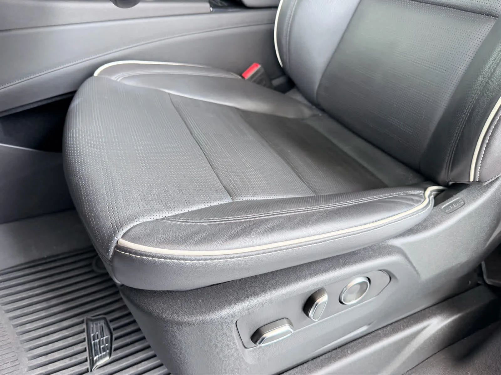 Certified Used 2024 Crystal White Tricoat Cadillac Sport image 25