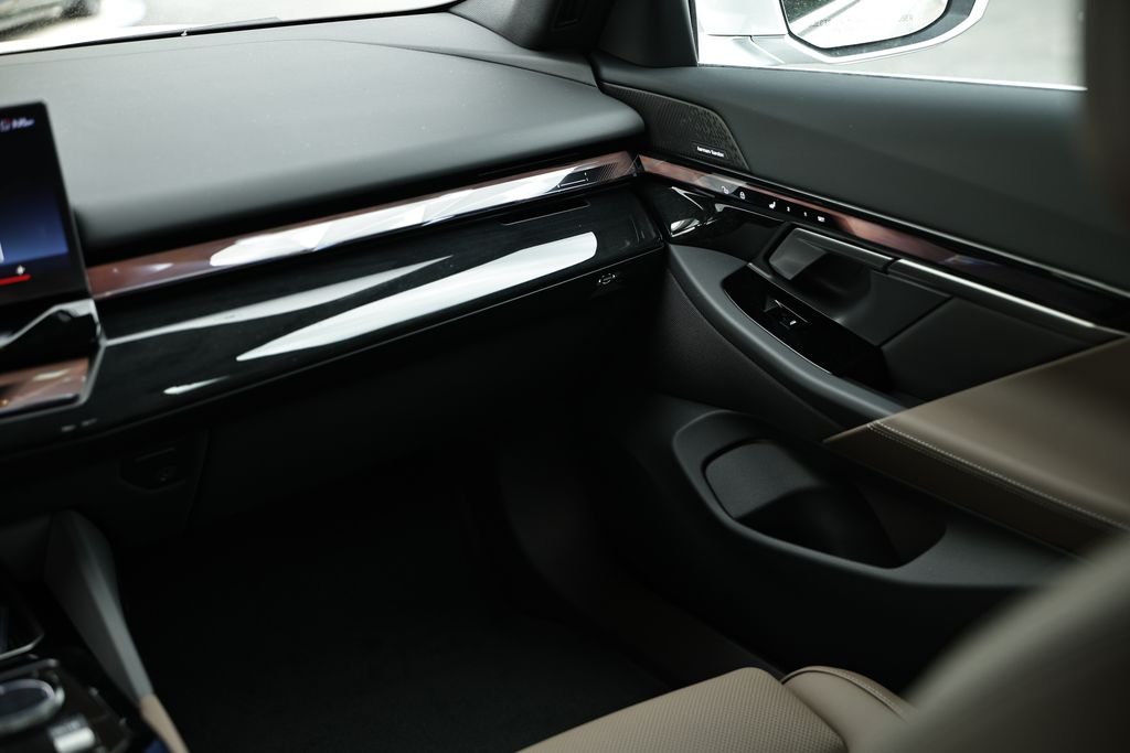 New 2027 Mineral White Metallic BMW 530i xDrive image 30