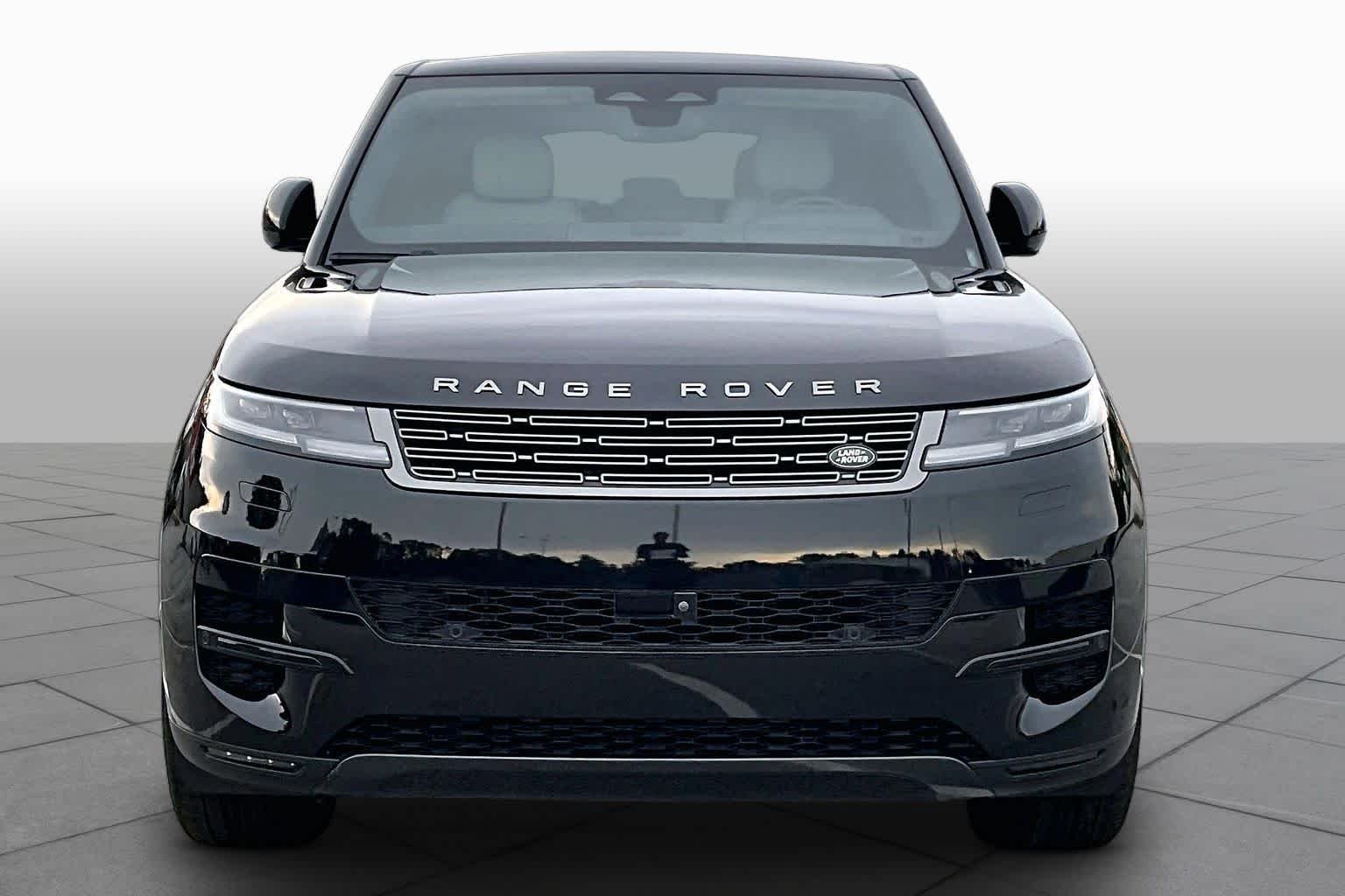 Used 2024 Santorini Black Metallic Land Rover SE image 4