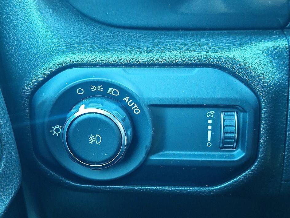 Used 2023 Earl Clearcoat Jeep Sport Altitude image 31