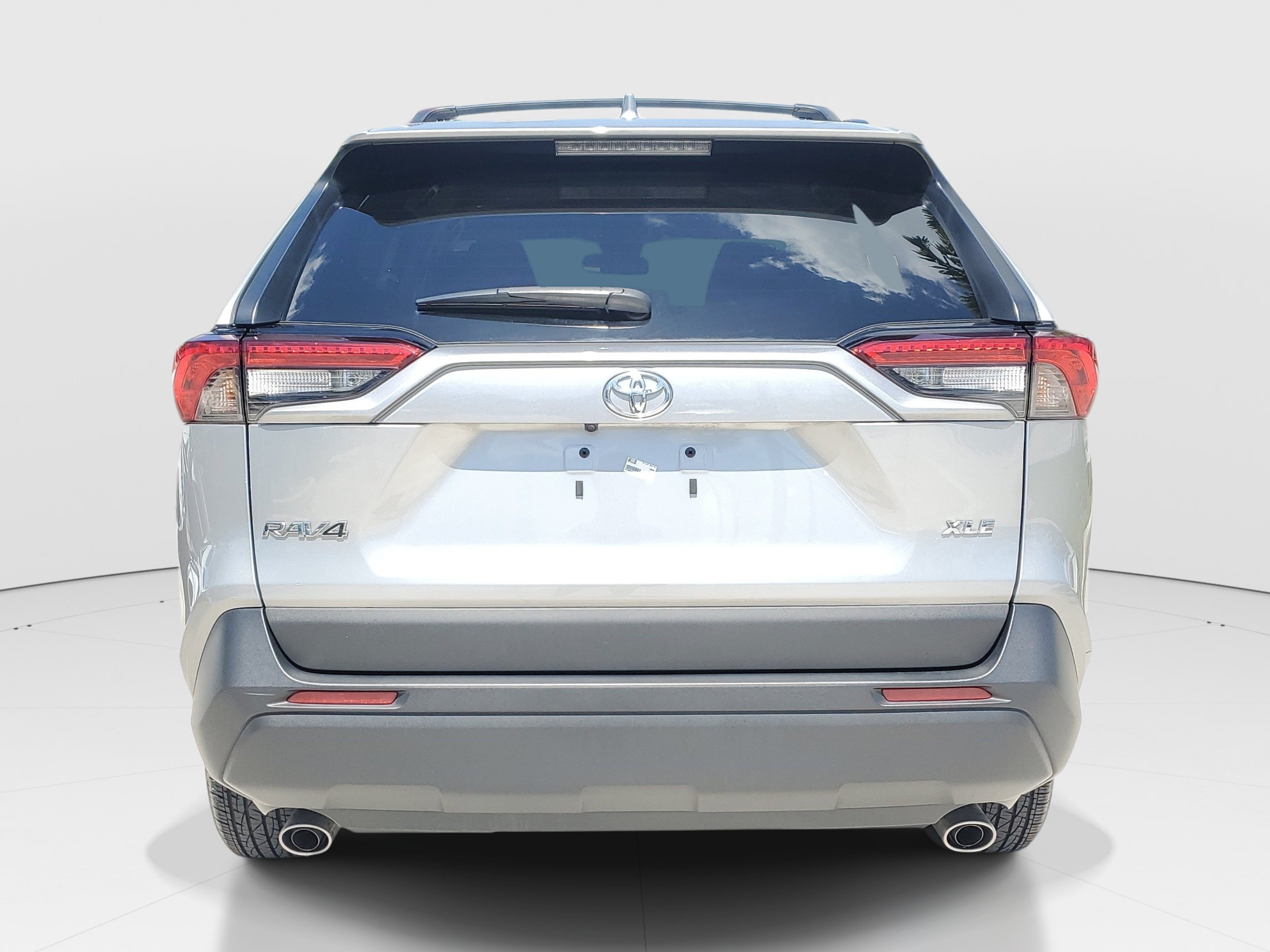 Used 2025 Silver Sky Metallic Toyota XLE image 5