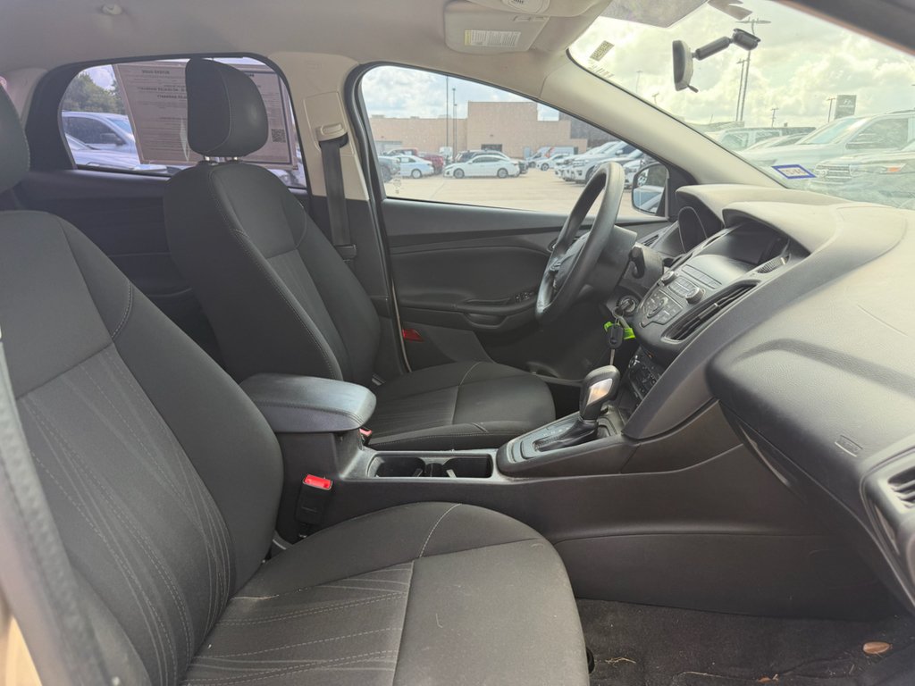 Used 2018 White Gold Metallic Ford SE image 11