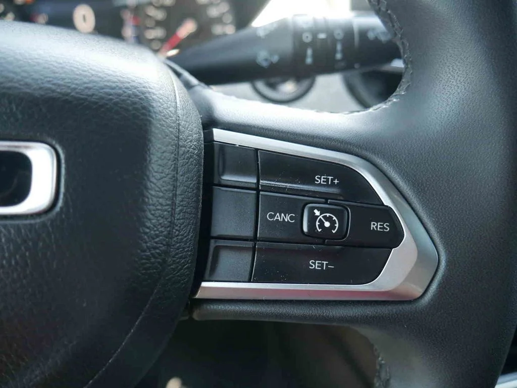 Used 2024 Silver Jeep Latitude image 33