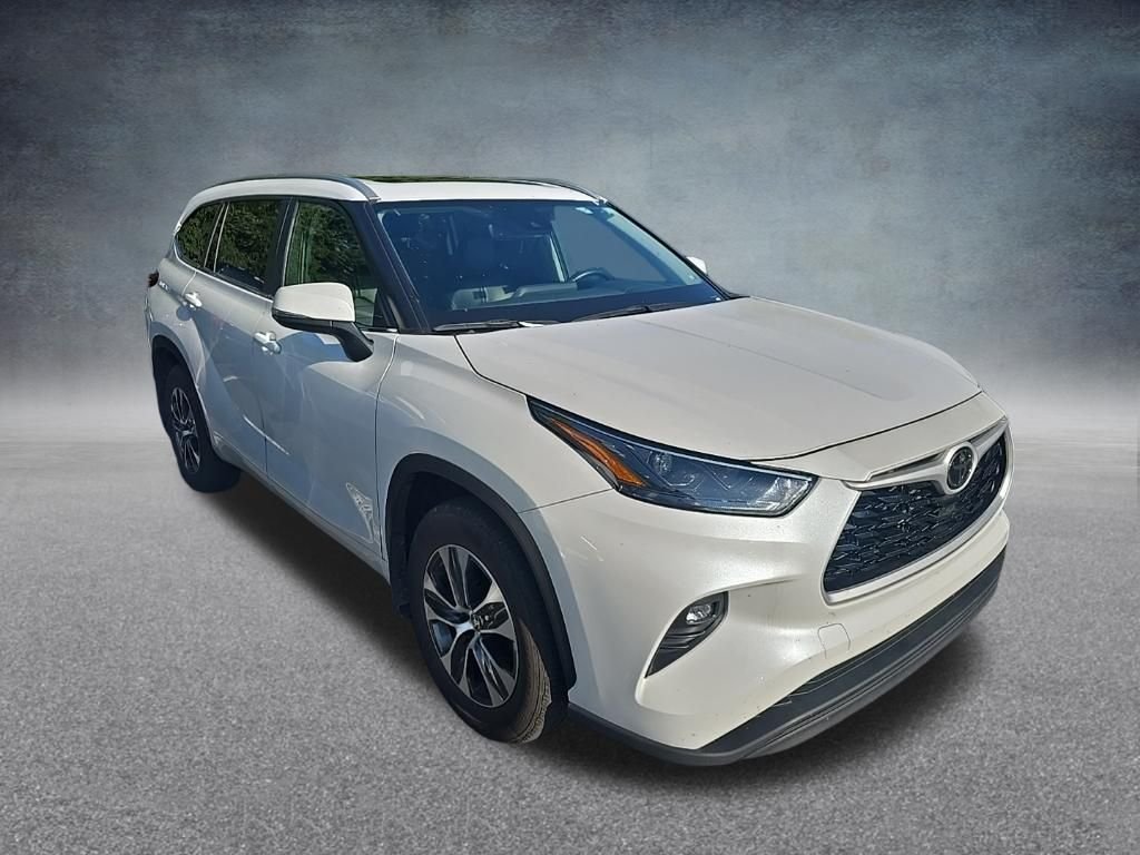 Used 2025 Pearl Toyota XLE image 8