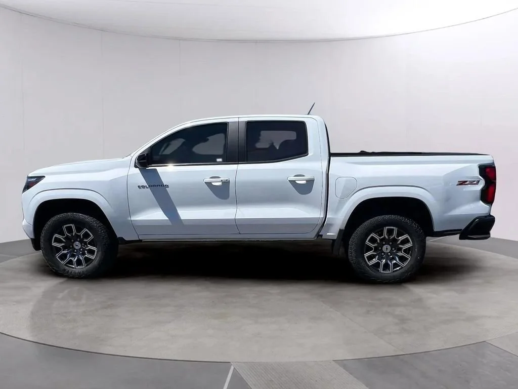 Certified Used 2023 Summit White Chevrolet Z71 image 3