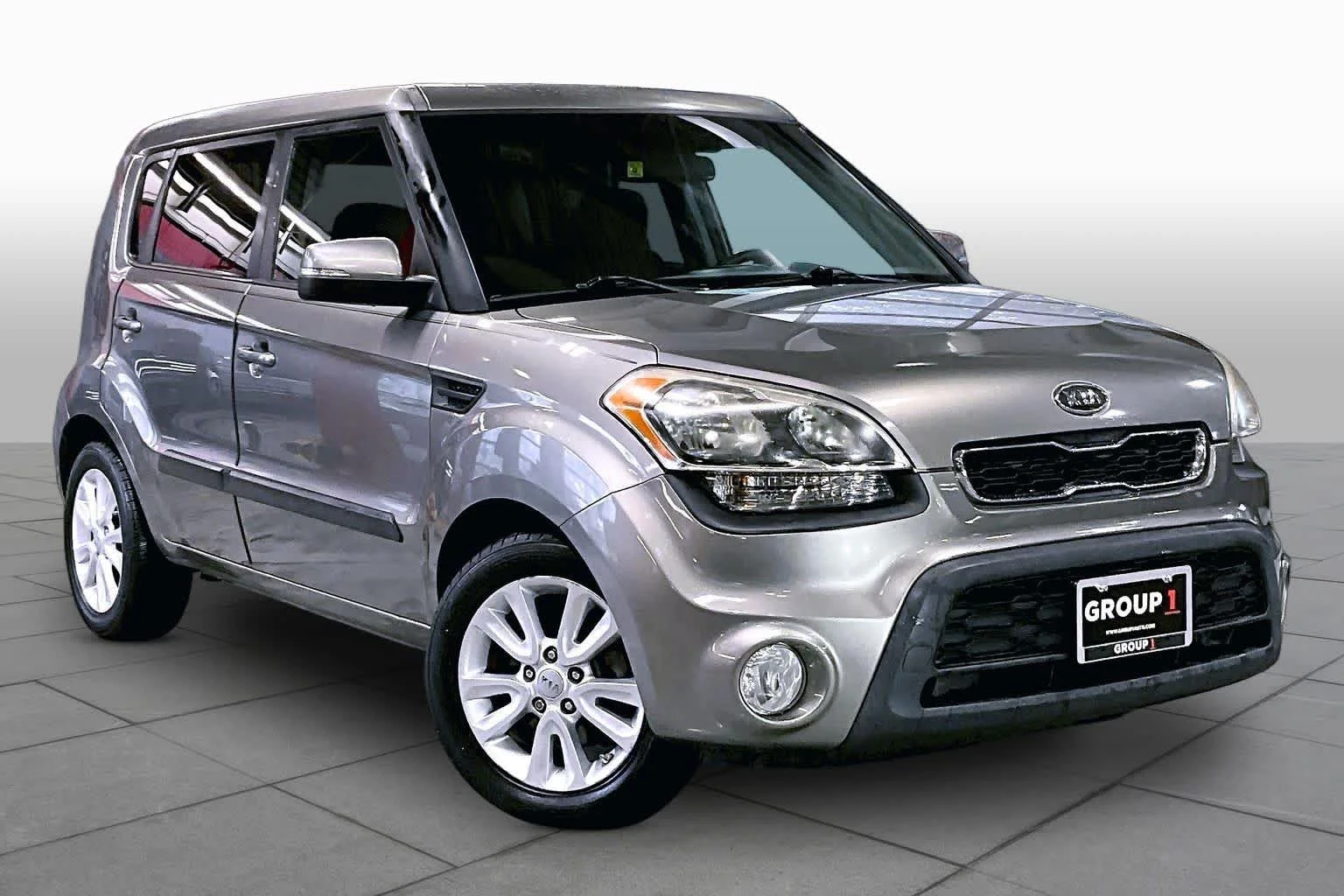 Used 2012 Titanium Pearl Metallic Kia + image 3
