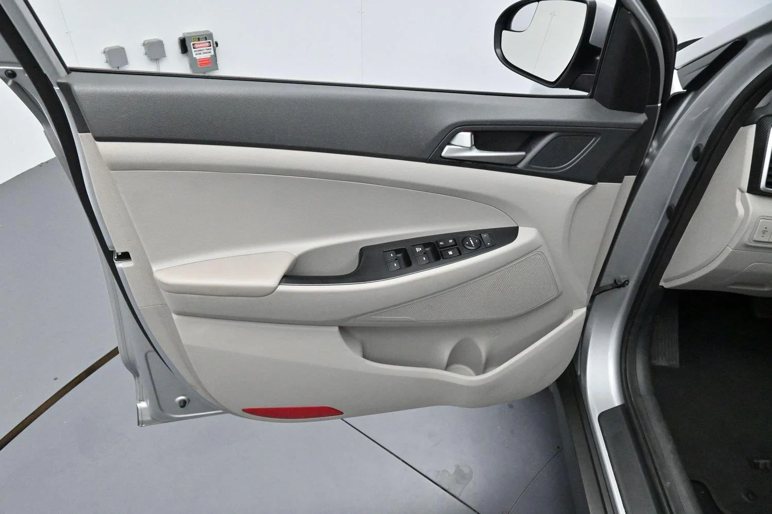 Used 2020 Stellar Silver Hyundai SE image 9