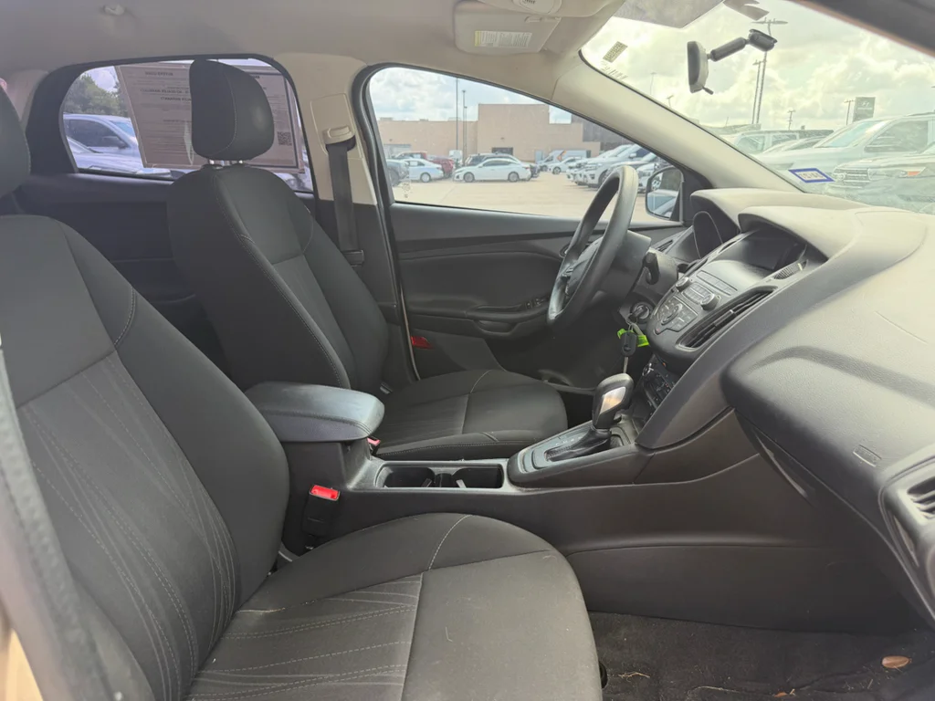 Used 2018 White Gold Metallic Ford SE image 11