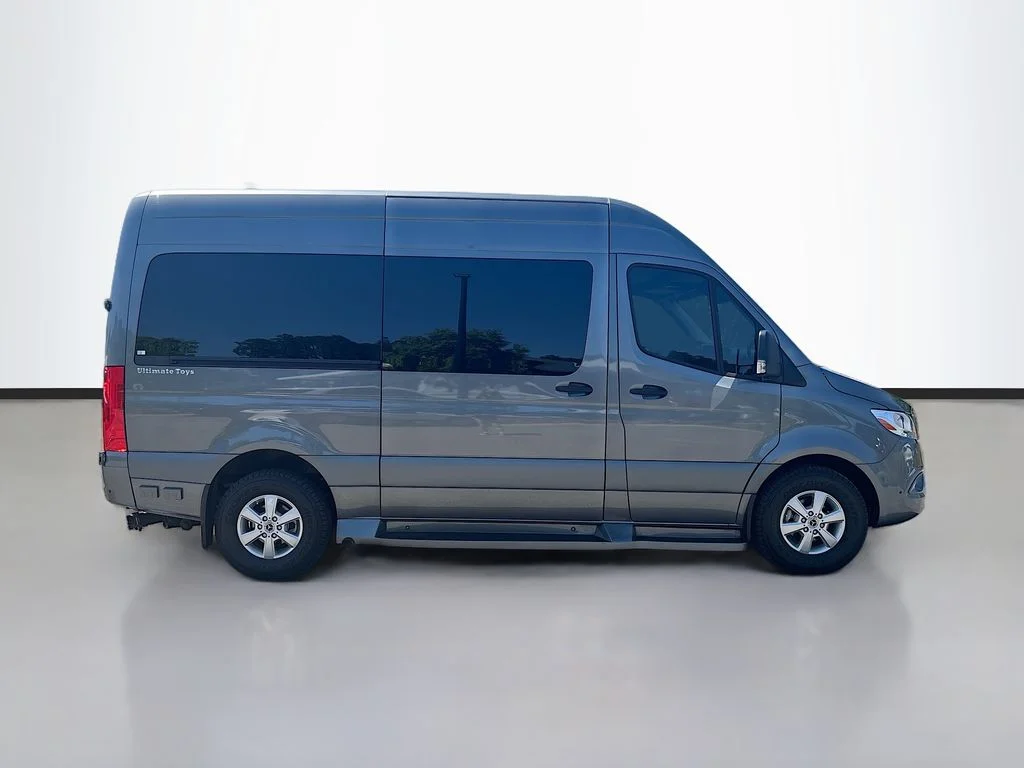 Used 2022  Mercedes-Benz Cargo 144 WB image 2