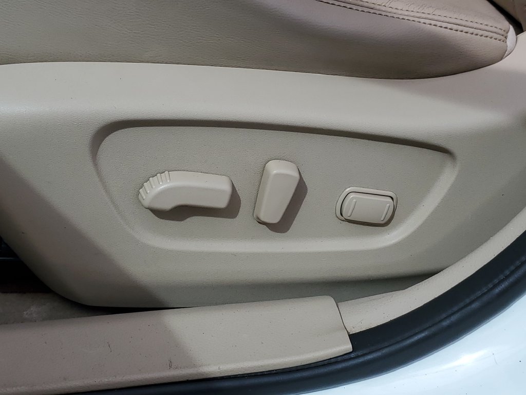 Used 2014 Moonlight White Nissan SL image 11