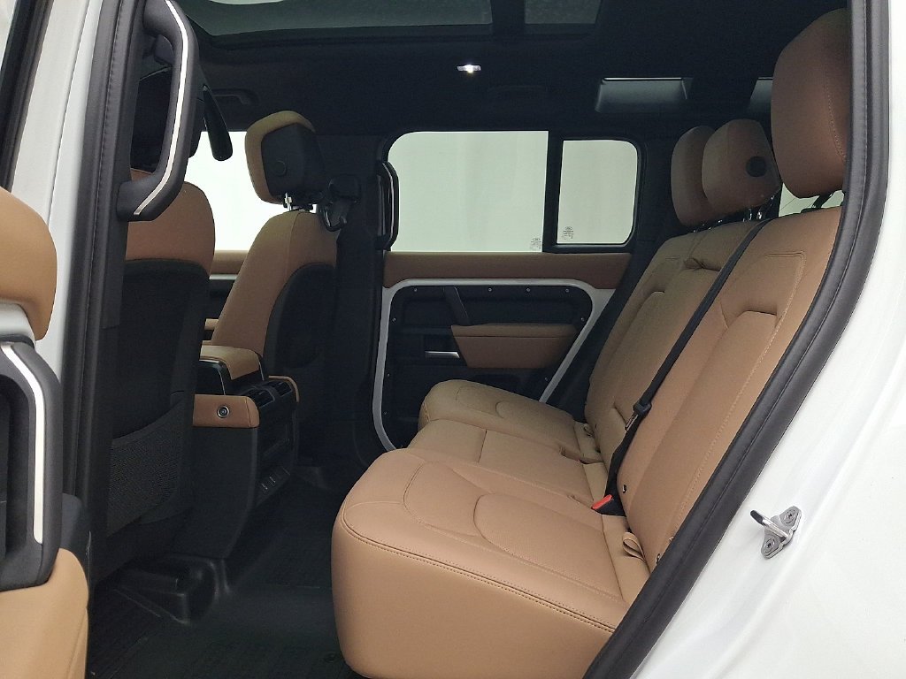 New 2026 Fuji White Land Rover X-Dynamic SE image 6