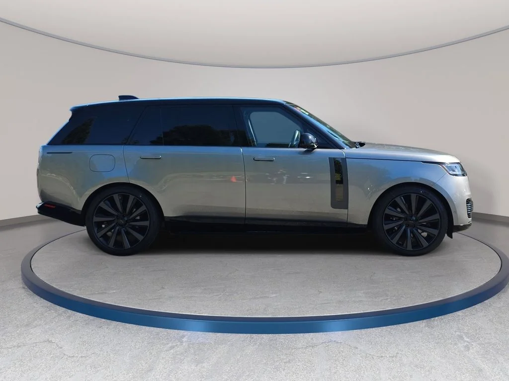 New 2026 Flux Silver Ultra Mettalic Gloss LAND ROVER SV Signature Suite image 4