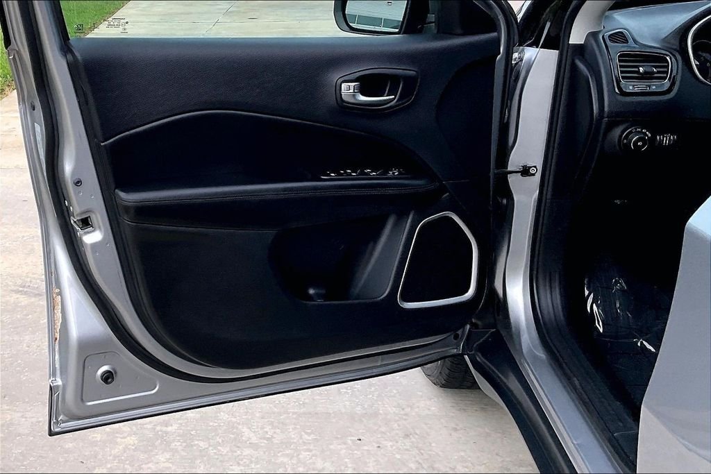 Used 2019 Silver Jeep Latitude image 22