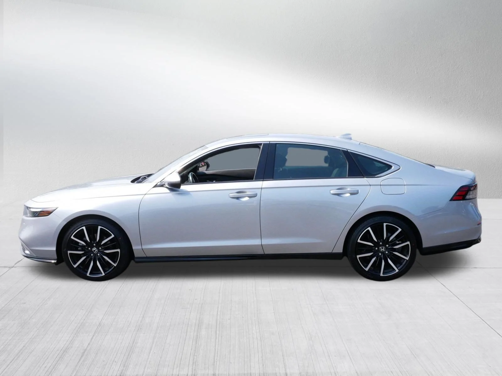 Used 2024 Solar Silver Metallic Honda Touring image 4