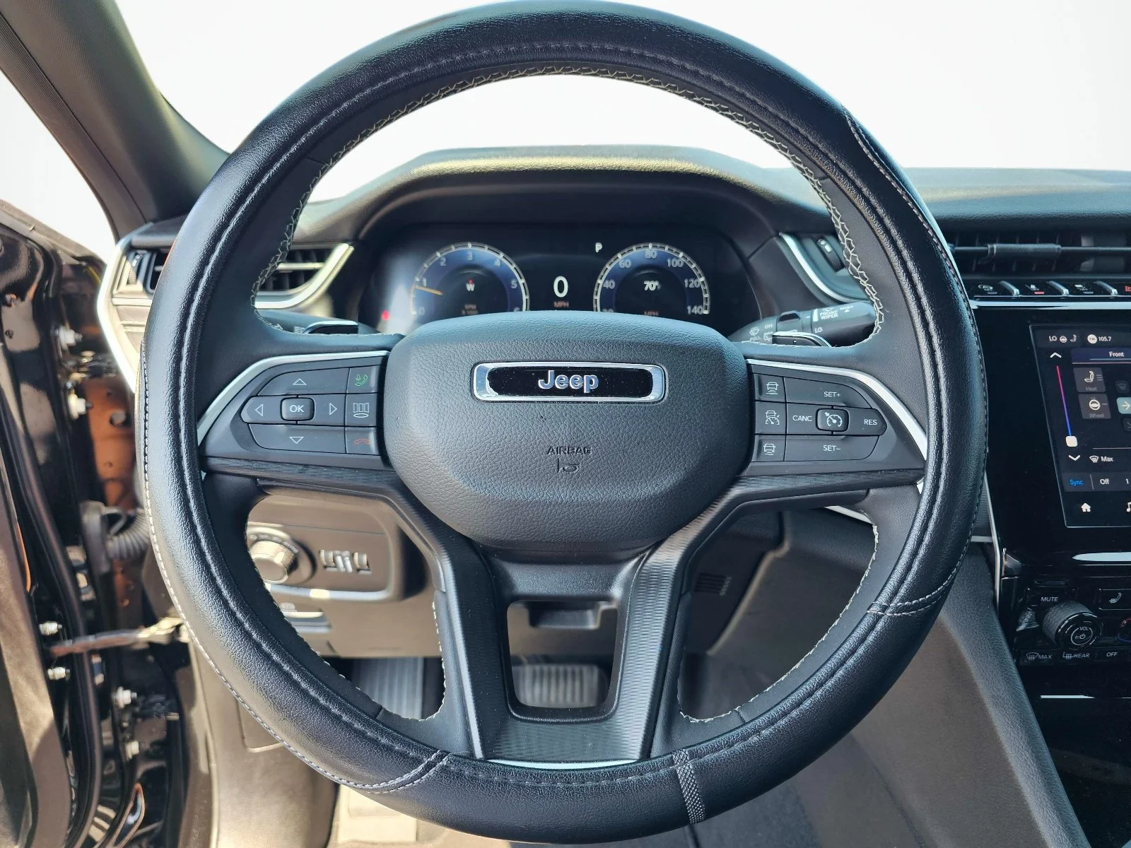 Used 2024 Diamond Black Crystal Pearlcoat Jeep Altitude image 19