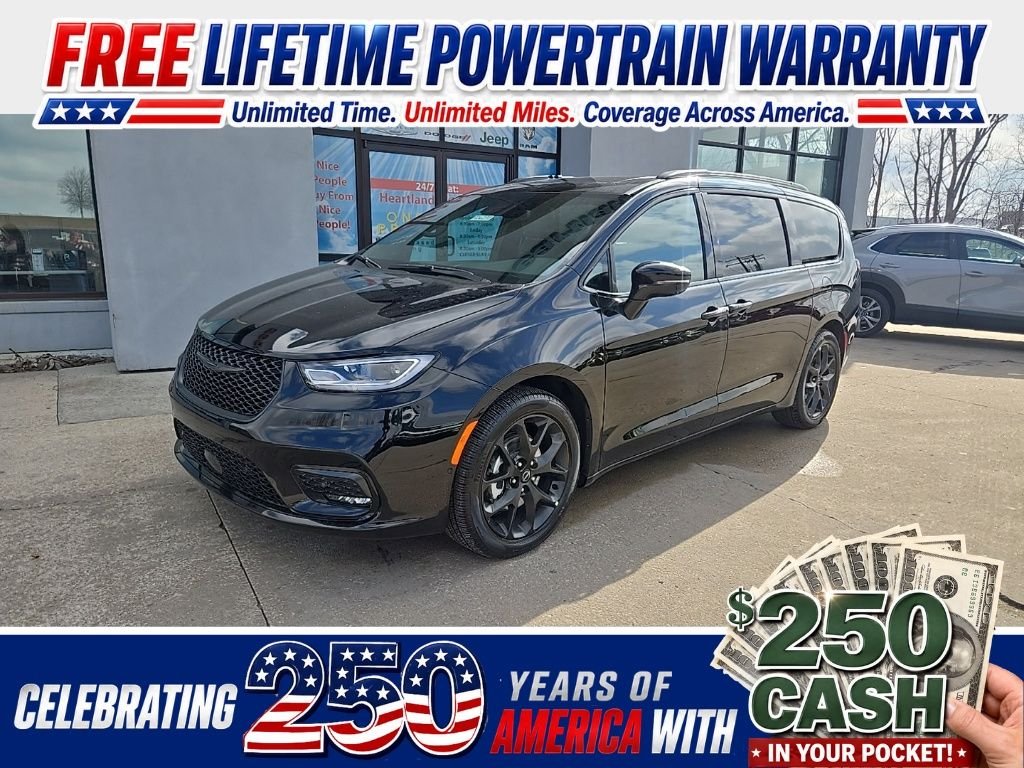 2026 Chrysler Pacifica Select's photo