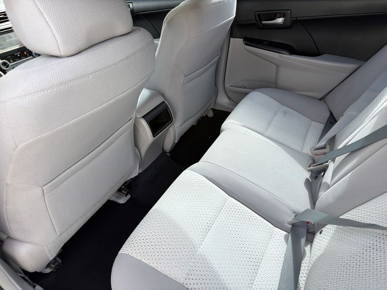 Used 2014 Silver Toyota LE image 29