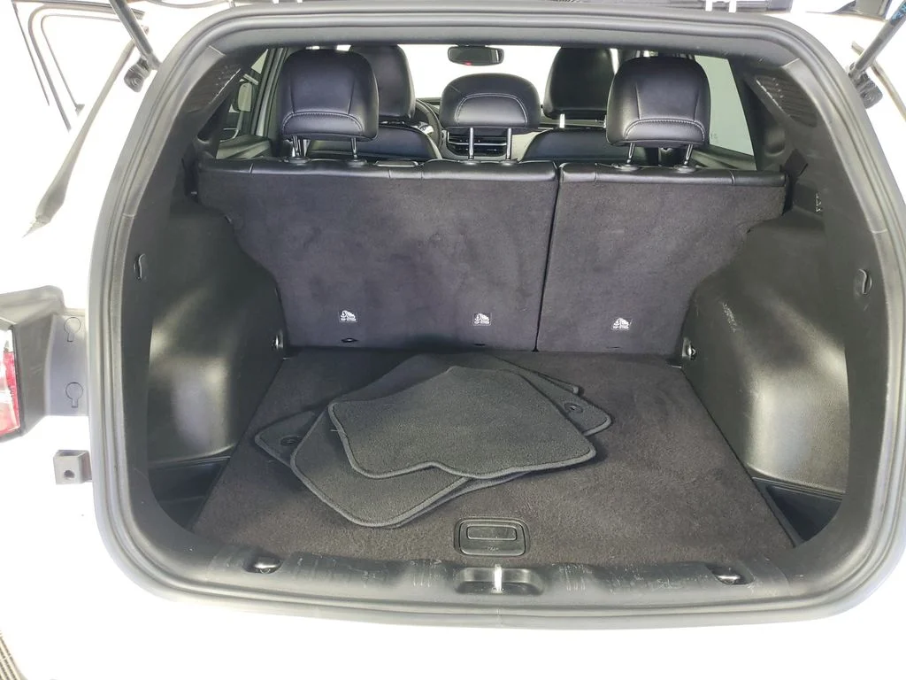 Used 2025 White Jeep Latitude image 32
