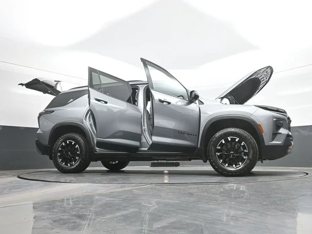 Used 2025 Gray Chevrolet Z71 image 31