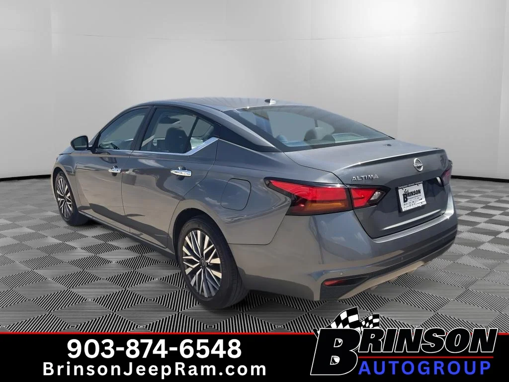 Used 2025 Gun Metallic Nissan SV image 5