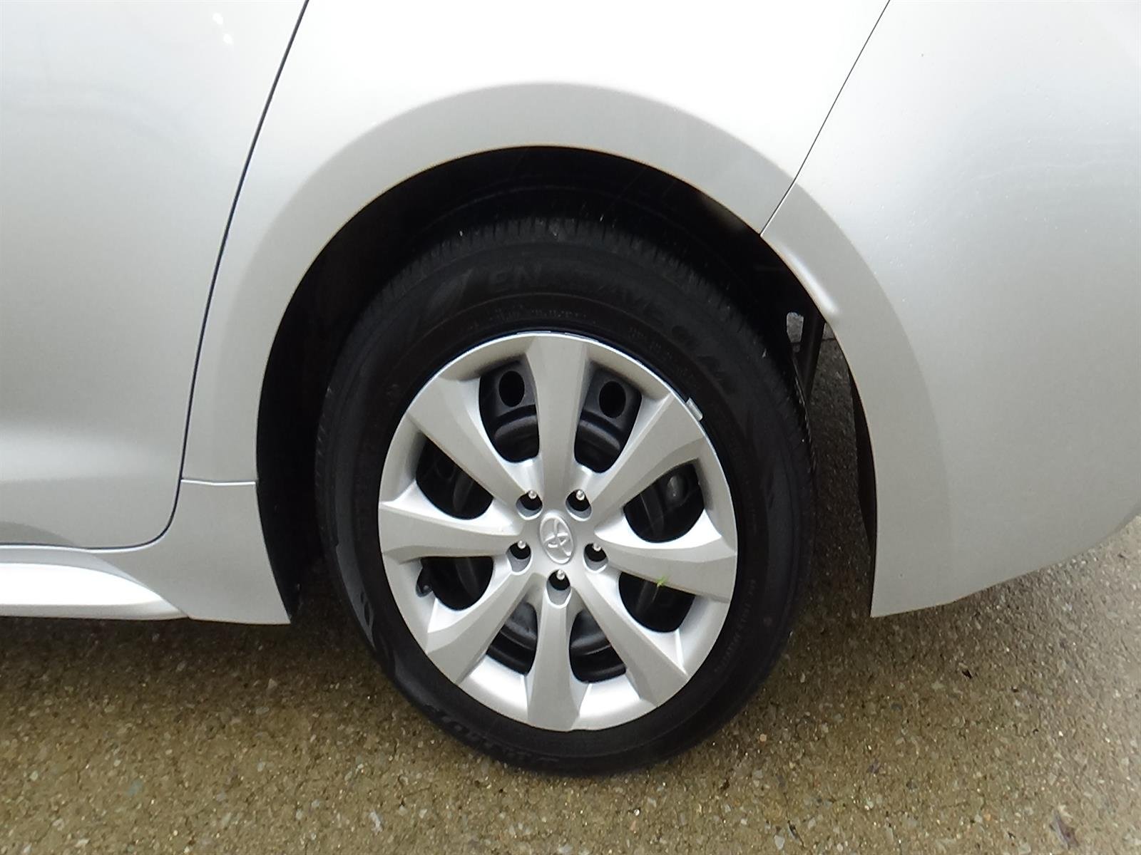 Used 2025 Classic Silver Metallic (1f7) Toyota LE image 10