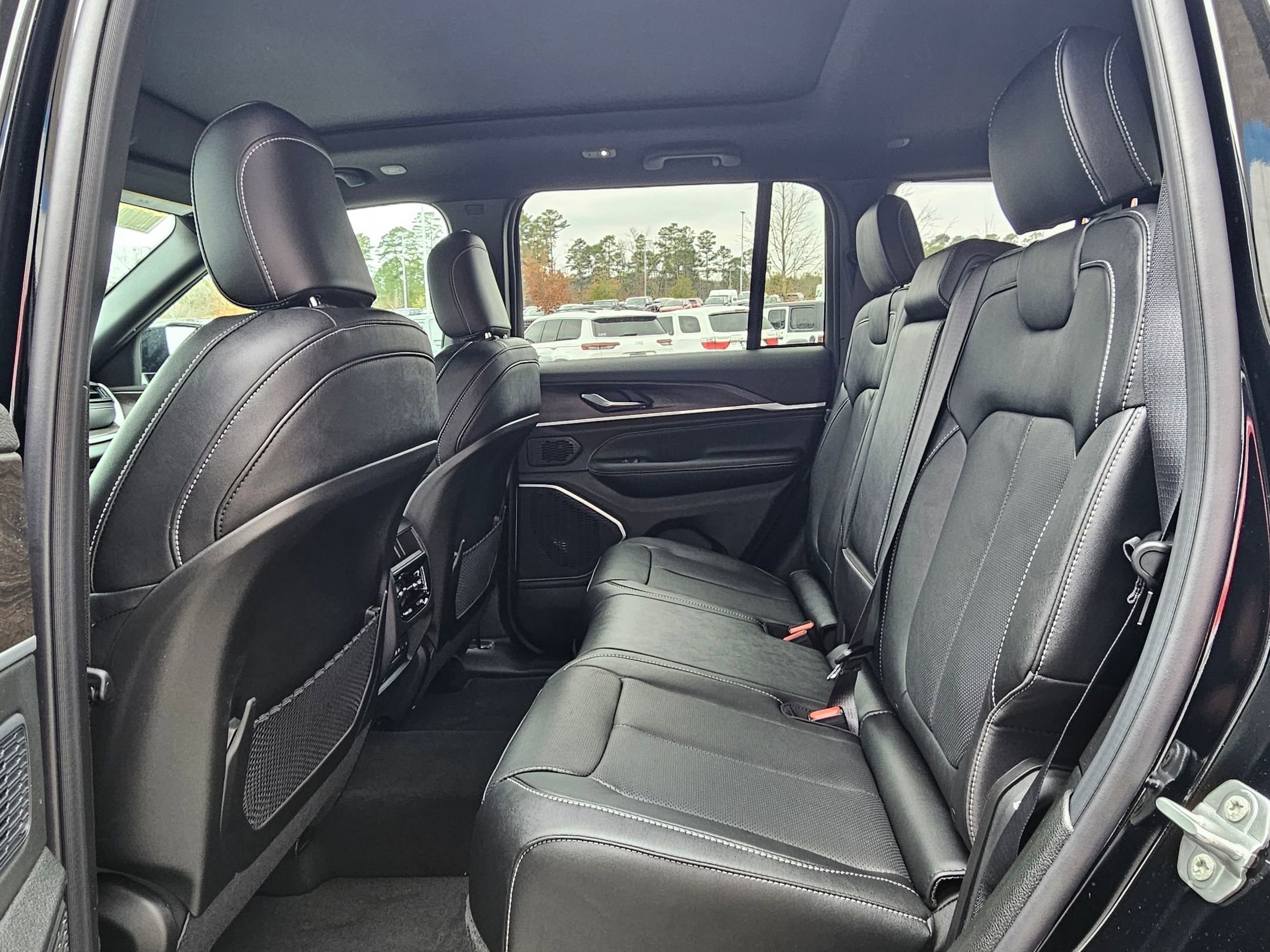 New 2026 Diamond Black Crystal Pearlcoat Jeep Limited Reserve image 23